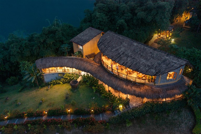 Mai Châu Hideway resort Hòa Bình sở hữu không gian rộng rãi, thoáng mát giữa lòng hồ Hòa Bình cực chill.