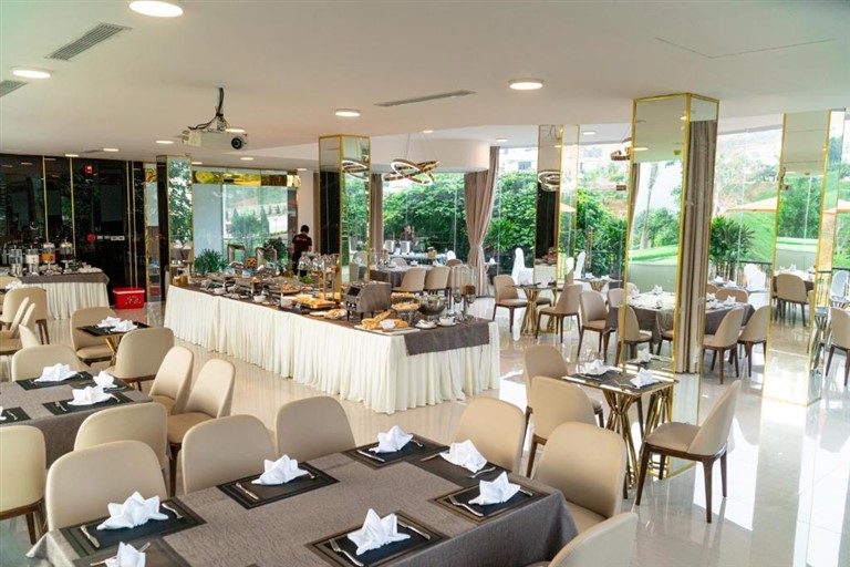 Không gian nhà hàng 3 tầng rộng rãi, thiết kế mở tạo không gian dùng bữa gần gũi với thiên nhiên.