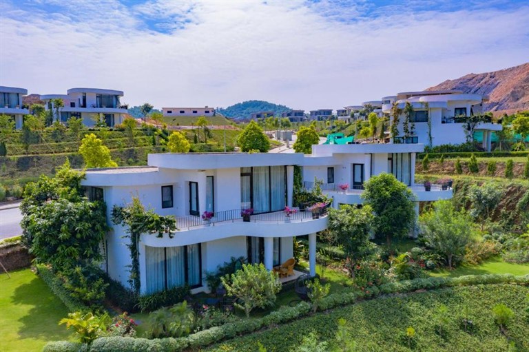 Ivory Villas and Resort là resort Hòa Bình 5 sao sở hữu 458 căn hộ riêng biệt màu trắng hiện đại. 