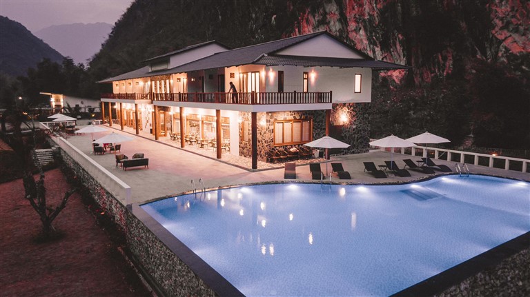 Mai Chau Mountain View Resort là tổ hợp phòng nghỉ, nhà hàng và nhiều tiện ích hấp dẫn. 