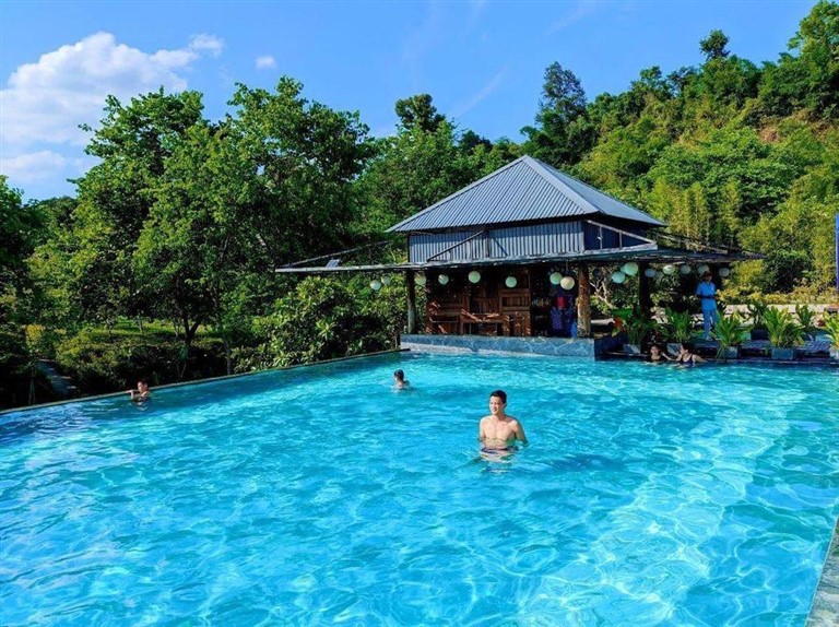 An Lạc Eco Farm and Hot Springs có bể bơi trong nhà và ngoài trời phù hợp với cả đối tượng người lớn, trẻ em. 