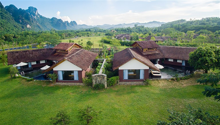 Serena Resort Hòa Bình tọa lạc tại không gian thoáng đãng, ngay bên dòng sông, núi đồi và cánh đồng thơ mộng. 