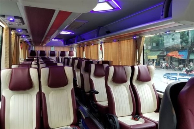 Hệ thống ghế ngồi cao cấp, êm ái tạo không gian ngả lưng thoải mái cho hành khách trong suốt chuyến đi.