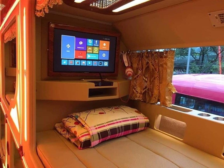 Khoang hành khách cao cấp được trang bị ti vi màn hình phẳng và có cửa sổ lớn