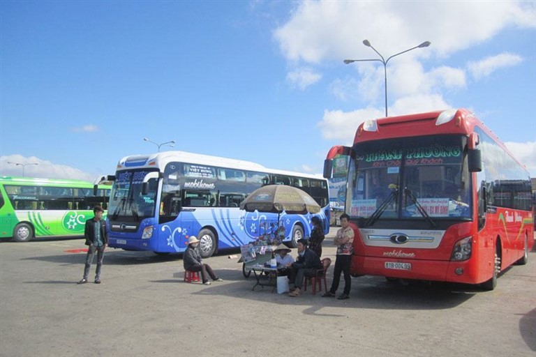 Xe khách và xe Limousine được mọi người ưu tiên lựa chọn khi di chuyển từ Hà Nội vào Thanh Hoá và ngược lại. (Nguồn: Internet)