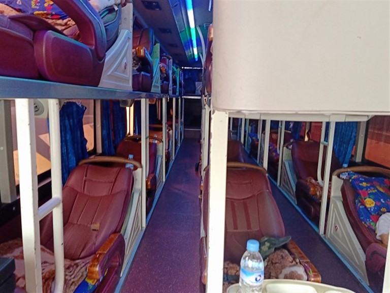 Nhà xe Dương Vũ cũng rất tâm lý khi chuẩn bị sẵn nước uống và khăn lạnh cho hành khách trên xe. 
