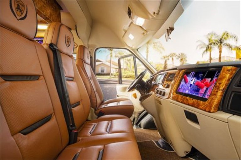 Xe đầu tư ti vi màn hình LCD và các thiết bị giải trí hấp dẫn cho hành khách. 