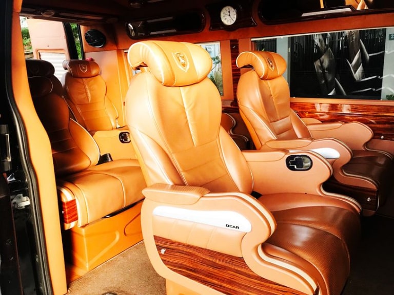 Nội thất trong xe có màu nâu gỗ mang lại vẻ đẹp đơn giản nhưng không kém phần sang trọng.