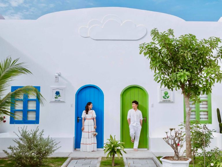 Nổi bật với kiến trúc Địa Trung Hải kết hợp cùng tông màu mây trắng, Moonbeam Homestay & Mini-resort Mũi Né sẽ là địa điểm thích hợp tạo nên nhiều bức ảnh đẹp (nguồn: phanthietvn.com)