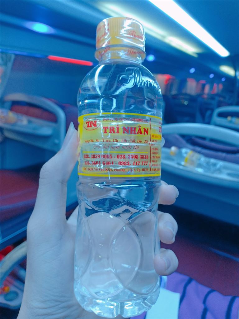 Nước uống mang nhãn hiệu Trí Nhân phục vụ du khách hoàn toàn miễn phí trong toàn bộ chuyến đi. 