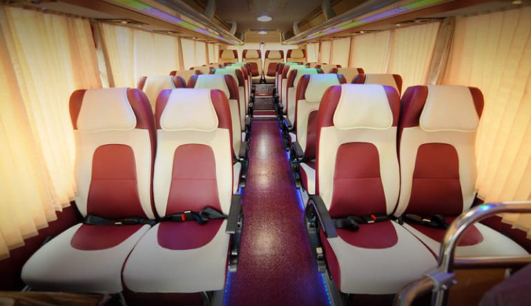 Xe khách Sài Gòn Vũng Tàu trang bị rèm vải có công dụng cản sáng, cản nhiệt và đảm bảo sự riêng tư cho người dùng.
