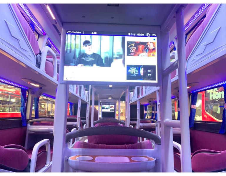 Màn hình giải trí đa phương tiện được lắp đặt tại trung tâm khoang hành khách giúp tất cả mọi người trên xe đều có thể theo dõi chương trình. 