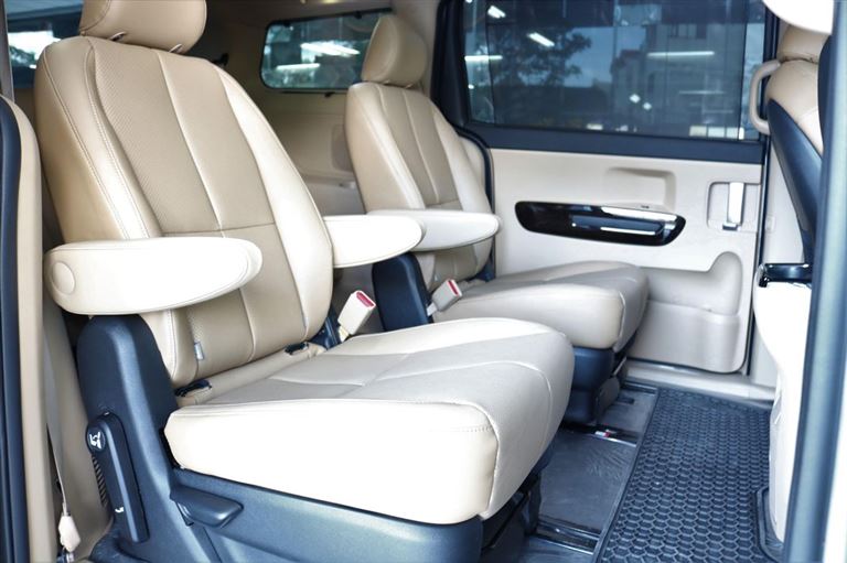 Xe limousine 12 chỗ của Petro Bình Phước được lắp đặt hệ thống ghế massage toàn thân cao cấp. Chúng mang lại cho khách hàng cảm giác dễ chịu.