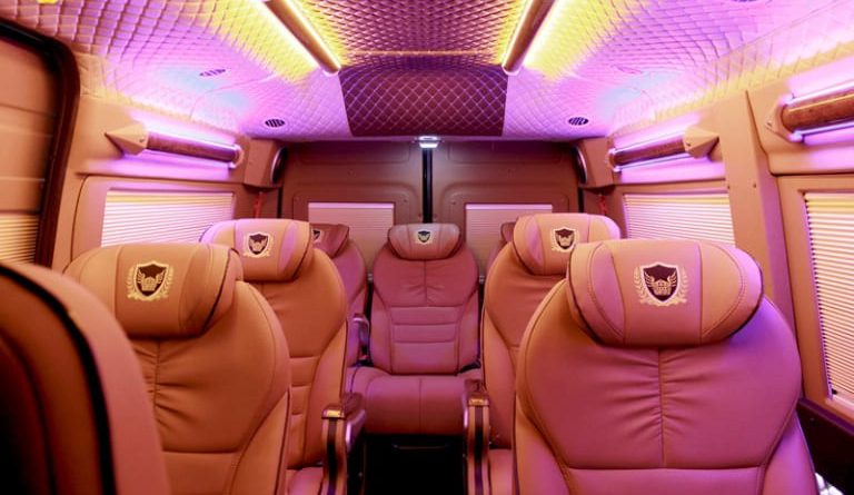 Ngoài ghế da Conolly, Kim Hùng Tourist còn sử dụng da PU 5D bọc trần xe giúp tăng tính thẩm mỹ và tạo điểm nhấn cho không gian.