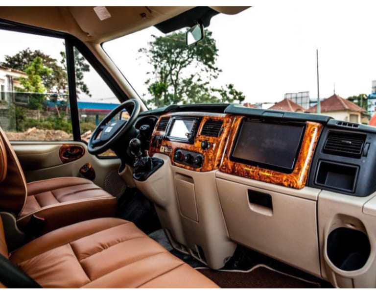 Taplo khoang lái được ốp gỗ óc chó - loại gỗ thường dùng trên xe hạng sang như Bentley hay Roll Royce.
