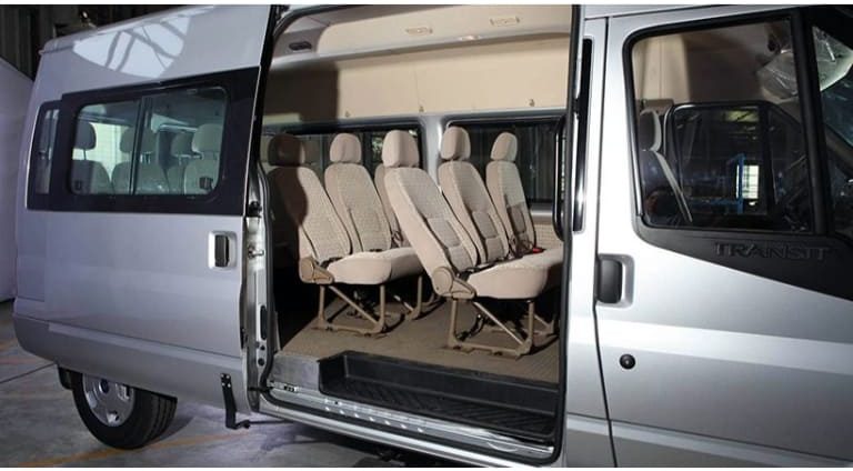 Xe Sài Gòn Bình Thuận của Bảo Trâm được lắp đặt hệ thống cửa lùa tự động và bệ bước chân giúp khách hàng lên xuống xe dễ dàng.