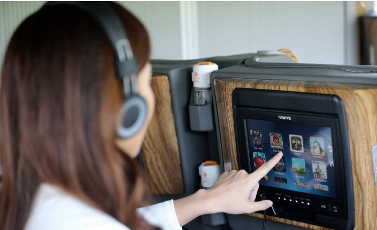 Trong thời gian di chuyển, khách hàng có thể sử dụng tai nghe và màn hình giải trí có sẵn để xem phim, nghe nhạc, lướt web,.. giết thời gian.