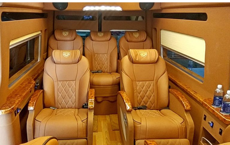 Ghế ngồi rộng rãi và êm ái trên xe ADT Limousine hứa hẹn mang đến cho người dùng trải nghiệm thoải mái và dễ chịu nhất có thể.