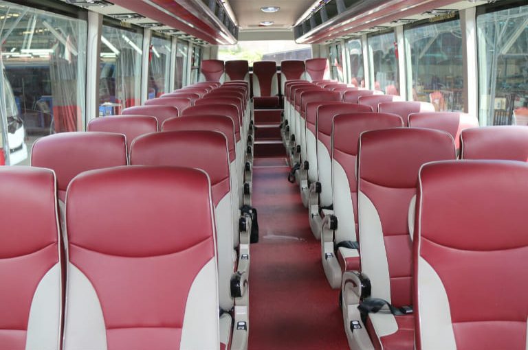 Nội thất với 35 ghế da Simili cao cấp, có thể trượt ngả 45 độ trên xe Sài Gòn Phan Thiết của Cao Lâm.