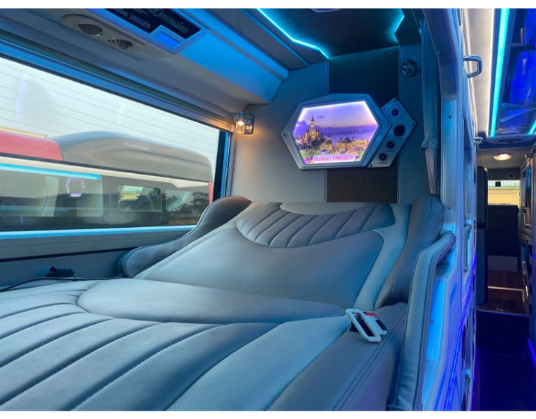 Khoang VIP trên xe khách Liên Hưng có thiết kế lấy cảm hứng từ ghế thương gia trên máy bay Airbus, Boeing.