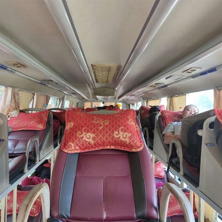 Du khách sẽ có được những phút giây thư giãn, giải trí thú vị trên chuyến xe Sài Gòn QUảng Nam cùng Việt Tuyết. 