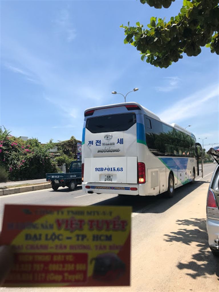Xe Sài Gòn Quảng Nam - Việt Tuyết phục vụ khách hàng bằng sự tận tâm, nhiệt huyết và luôn đặt sự an toàn của hành khách lên hàng đầu.
