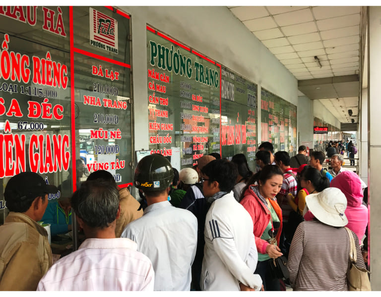 Phòng vé Phương Trang tại Bến xe Miền Tây luôn đông nghịt khách hàng mua vé xe Sài Gòn Rạch Giá mỗi ngày. 