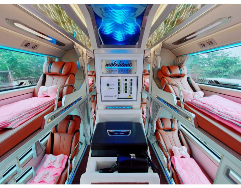 Nội thất xe khách Mạnh Quỳnh lắp đặt hệ thống ghế da, dễ dàng gập, ngả, mang lại trải nghiệm thoải mái cho người dùng.