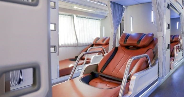 Toàn bộ ghế hành khách đều được bọc da Simili, màu sắc nhã nhặn, độ bền cao, dễ dàng vệ sinh lau chùi.