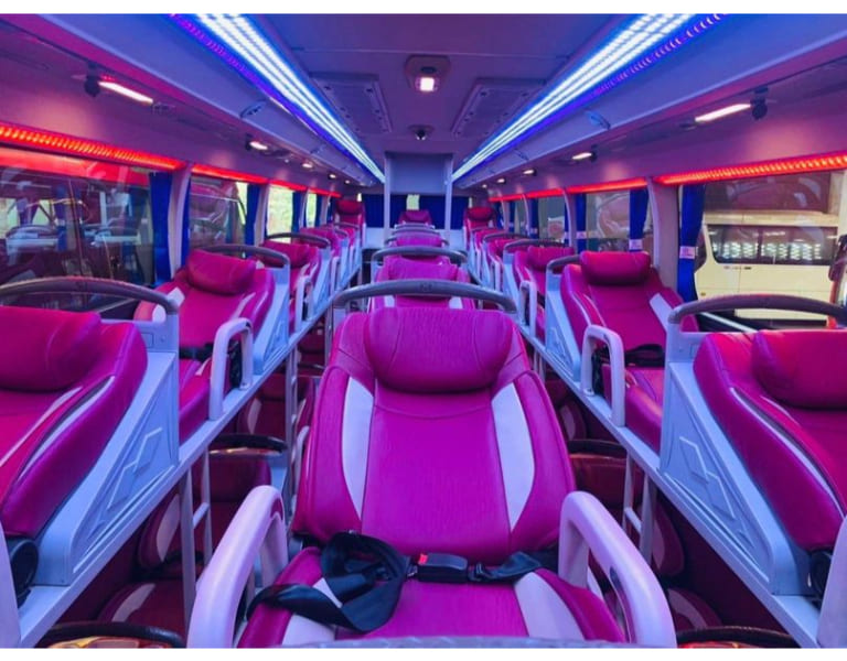 Nội thất xe khách giường nằm 40 chỗ Nam Thắngcó thiết kế đề cao tính tiện lợi và thoải mái cho cả hành khách và lái xe. 