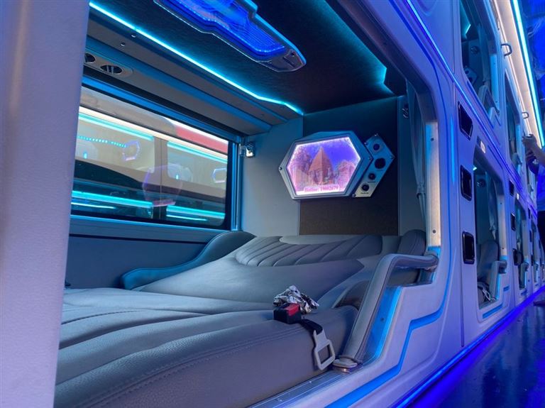 Không gian nghỉ ngơi của hành khách trên xe Liên Hưng limousine được khép kín và được trang bị đầy đủ tiện nghi