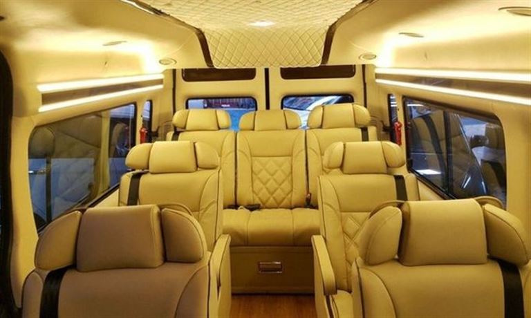 Xe Trọng Tín limousine áp dụng 3 mức giá khác nhau cho 3 hạng ghế khác nhau trong xe limousine. 