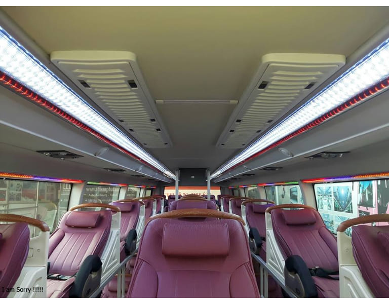 Khoang xe Sài Gòn Tiền Giang được lắp đặt đầy đủ hệ thống điều hòa, đèn huỳnh quang, quạt thông gió trên trần xe. 