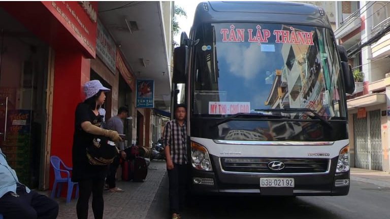 Nhà xe Tân Lập Thành đón khách hàng từ văn phòng Sài Gòn đi Tiền Giang.