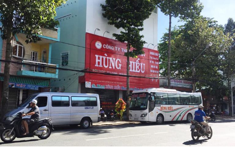 Văn phòng nhà xe Hùng Hiếu nằm ngay trục đường chính tại trung tâm Sài Gòn nên rất dễ tìm kiếm. 
