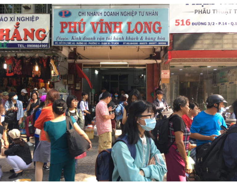 Văn phòng Phú Vĩnh Long tấp nập khách hàng mua vé xe Sài Gòn Vĩnh Long những ngày cuối tuần.