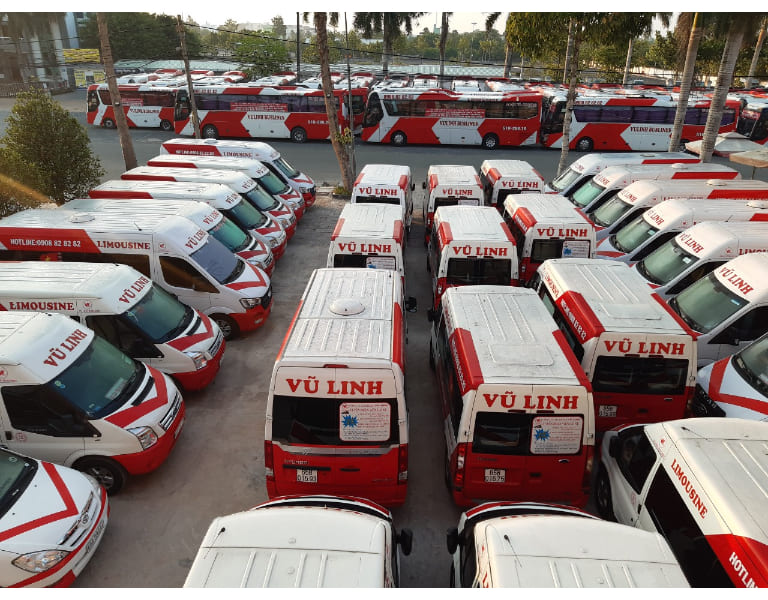 Bãi xe "khổng lồ" với gần 100 đầu xe của Vũ Linh chuyên đưa đón khách đi xe Sài Gòn Vĩnh Long và các tỉnh miền Tây.