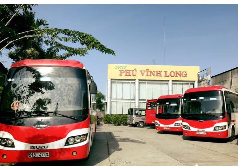 Hãng xe Phú Vĩnh Long là cái tên quen thuộc với người dân địa phương với những chuyến đi an toàn, dịch vụ thân thiện, giá cả hợp lý.