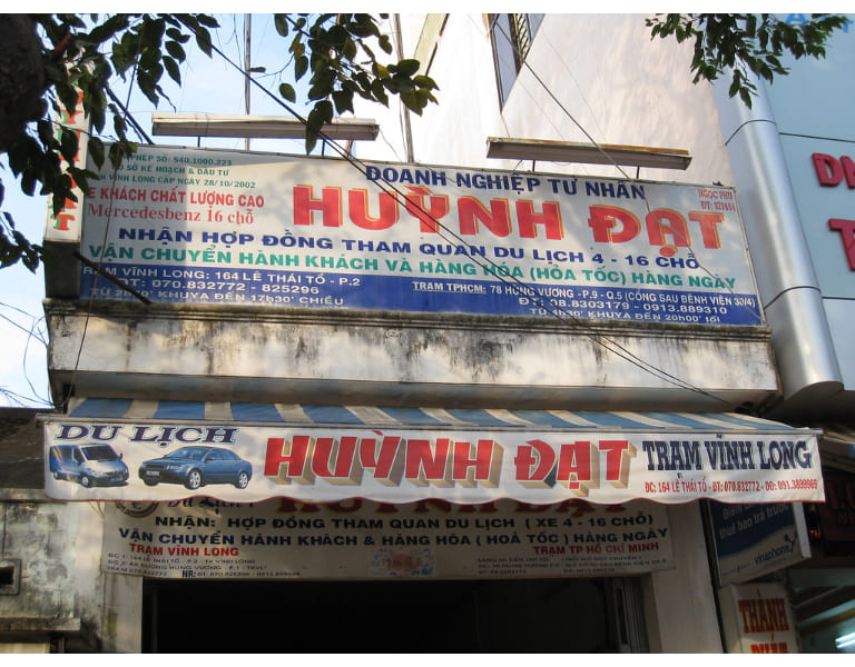 Địa chỉ nhà xe Huỳnh Đạt nằm ngay mặt tiền trung tâm quận 5 (Tp HCM) nên rất dễ tìm kiếm. 