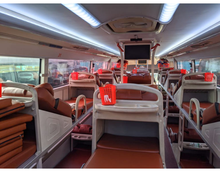Hệ thống giường nằm của xe khách Kim Hoàng được thiết kế thành hai tầng và 3 dãy rất khoa học và thuận tiện. 