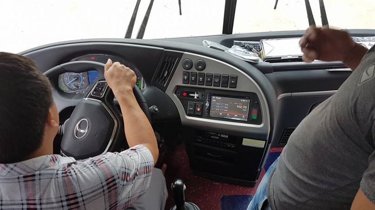 Xe khách Tăng Tín được lắp đặt nhiều thiết bị bổ trợ an toàn, hỗ trợ tài xế trên các tuyến đường dài.