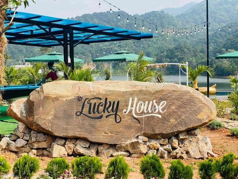 Dù có vị trí xa sân bay Nội Bài nhất so với các cơ sở homestay khác nhưng nếu lựa chọn Lucky House, du khách sẽ có thể dễ dàng tham quan các địa điểm du lịch nổi tiếng gần đấy 