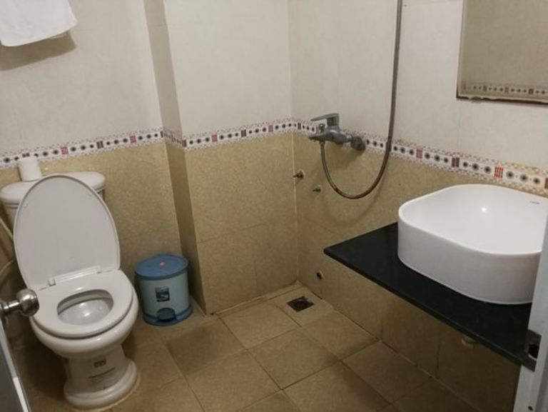 Không gian phòng tắm tại cơ sở khách sạn này khá nhỏ xinh nhưng vẫn có đủ sự thoải mái cùng các đồ dùng cá nhân cần thiết cho du khách 
