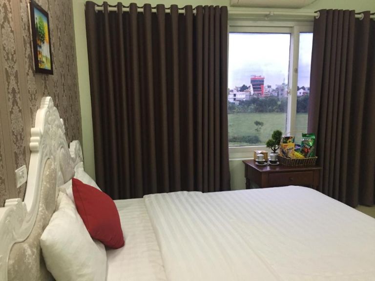 Các giường tại khách sạn gần sân bay Nội Bài - HD House đều được đặt gần khu vực cửa sổ để tạo không gian sáng sủa, thoáng đãng