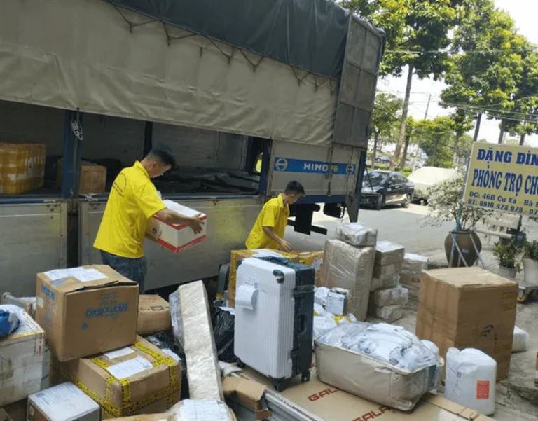 Nhà xe Bảo An Express nhận chuyển hàng hóa, bao gồm cả xe máy với mức giá phải chăng, hợp lý. 