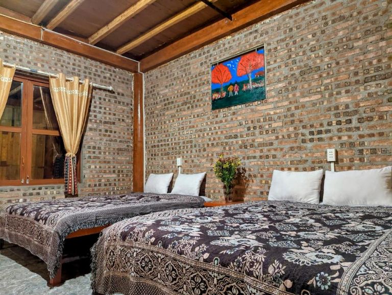 Phòng nghỉ tại Ngọc Minh homestay thiết kế theo dạng thổ cẩm truyền thống vô cùng độc đáo.