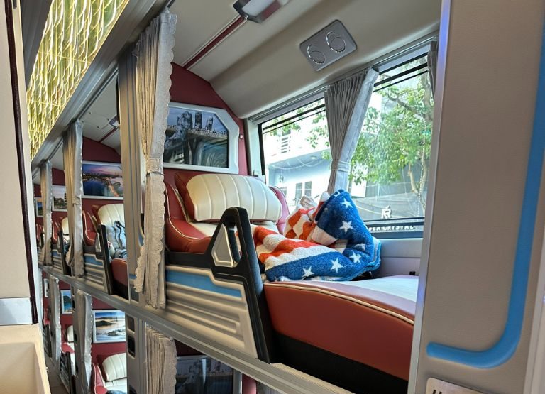Không gian trong xe rộng rãi, giường nằm êm ái đầy đủ thiết bị tiện nghi hiện đại và cao cấp