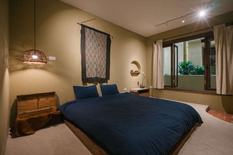 Phòng ngủ với tông màu hường nhẹ nhàng toát lên vẻ bình yên cho du khách ( nguồn: vnhomestay.com.vn)