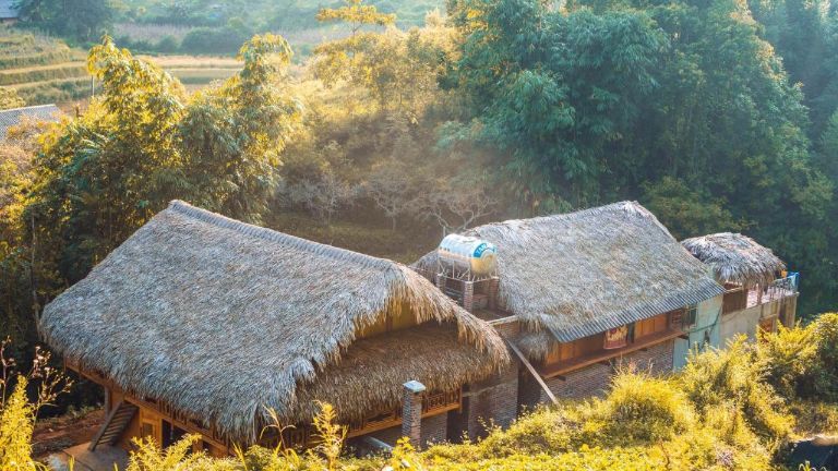 Chô Family là căn homestay Bắc Hà nổi bật với mái nhà bằng rơm rạ truyền thống nhưng vô cùng chắc chắn 