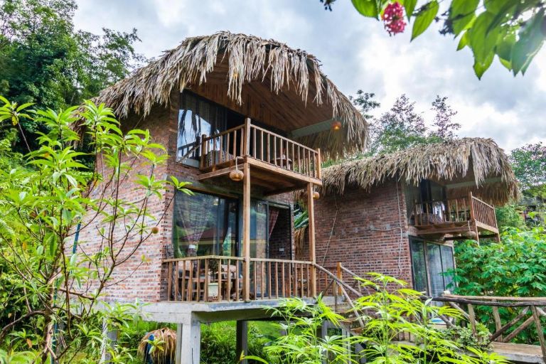 Plum Eco House có thiết kế kiến trúc là sự kết hợp giữa nhà sàn của dân tộc miền núi và nhà gạch truyền thống VIệt Nam (nguồn: booking.com)